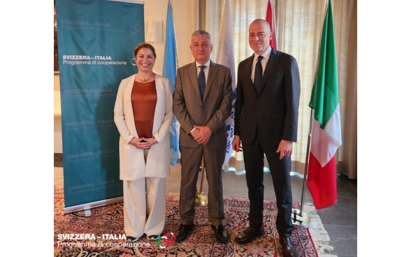 A fine settembre 2024 la Svizzera e l’UNHCR hanno sottoscritto a Roma il pertinente accordo di progetto alla presenza dell’autorità italiana competente in materia di migrazione.