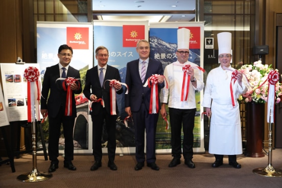 (From left) Mr. Kanao Yukio (General Manager of the Imperial Hotel Tokyo), Mr. Wilhelm Luxem (General Manager of the Baur au Lac Hotel), Mr. Jean-François Paroz, Ambassador of Switzerland to Japan, Mr. Laurent Eperon (Executive chef of the Pavillon restaurant), Mr. Kenichiro Tanaka (Head chef the Imperial Hotel Tokyo) ⒸImperial Hotel Tokyo