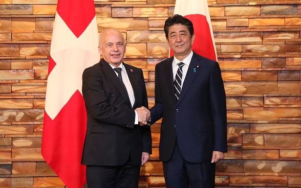 握手するマウラー大統領と安倍首相 ⒸAyako Suzuki