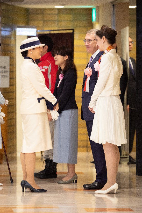 皇后陛下と言葉を交わされるジャン=フランソワ・パロ駐日スイス大使とユリア・グシニナ・パロ大使夫人 ©日本赤十字社