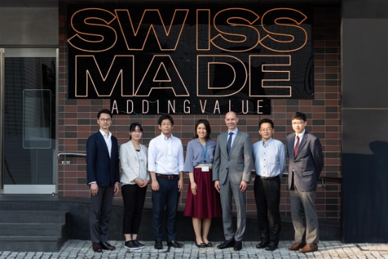 Markus Reubi, Deputy Head of the Embassy of Switzerland in Japan  (third from right) with Mayu Nishikawa, Director of Standards and Conformity Assessment Policy Office at MAFF’s Food Industry Affairs Bureau (center) and team members after a video conference with FOAG officials in Bern 