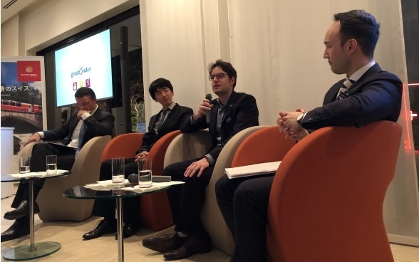 左より: ファビアン・クレール スイス政府観光局日本支局長、坂口 友弥 氏、ヨナス・ルエグ氏、ジョナス・プルヴァ文化広報部長 ©在日スイス大使館
