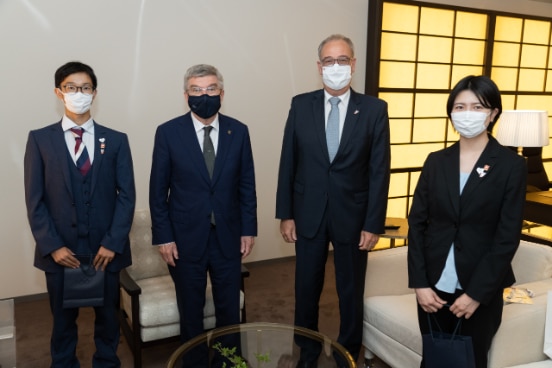 (左から) 熊谷秀人氏、トーマス・バッハ IOC会長、ギー・パルムラン スイス連邦大統領、吉田柚葉氏