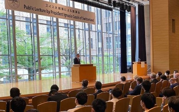 京都大学で講演をするカシス大統領