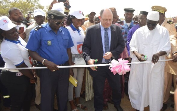 Coupure de ruban lors de l'inauguration de la gare