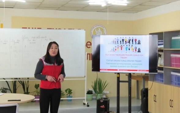 Tsend-Ayush conducting training on providing psychosocial support 