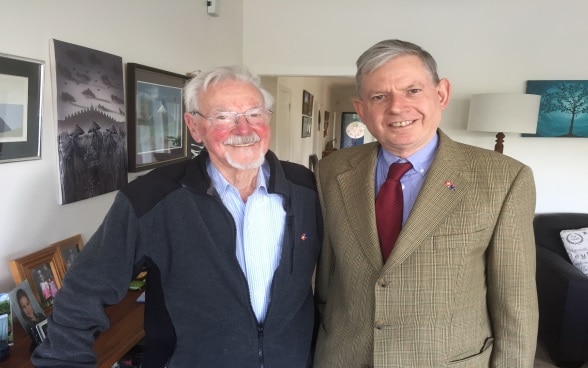 Ambassador David Vogelsanger, on 11 September 2017, congratulates Mr. Johann Fritschi in Wellington who is 96 years old ©FDFA