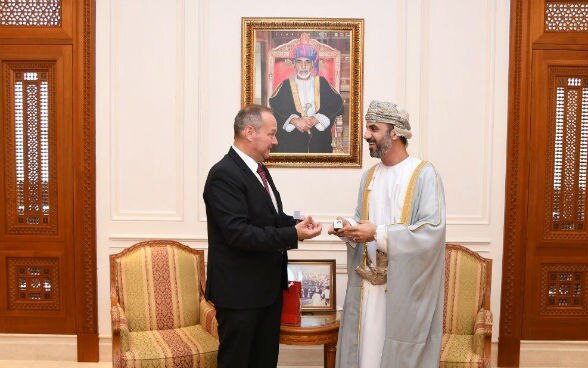 Gift handover by Jürg Stahl, President of the National Council, to H.E. Sheikh Khalid Al Mawwaki, Chairman of the Shura Council 