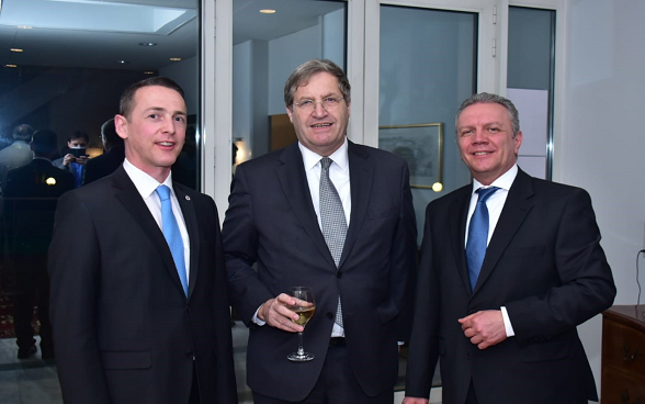 Ambassador Bénédict de Cejat (in centre) with two trainers from École hôtelière de Lausanne Mr. Horatiu Tudor (right) and Mr. Jochende Peuter (left)