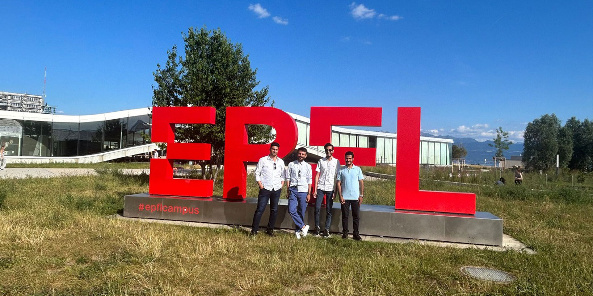 Jóvenes emprendedores de la ciencia de los datos de la Franja de Gaza en el campus de la EPFL.