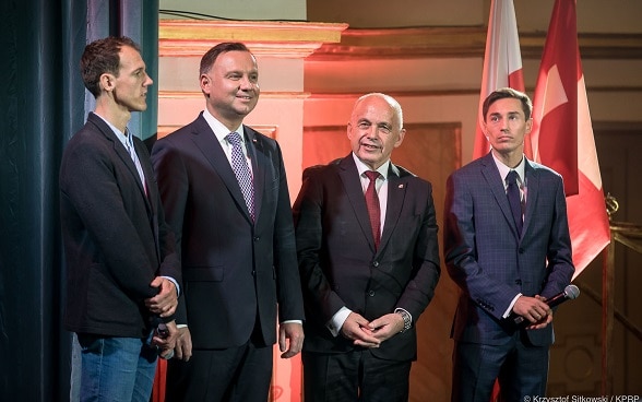 Président de la Pologne et Président de la Confédération Suisse en compagnie de célèbres sauteurs à ski.