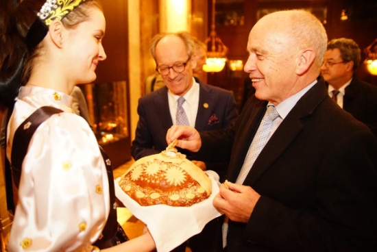 President Maurer is welcomed with traditional bread and salt in Moscow