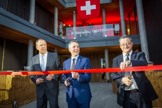 Le ministre russe des affaires étrangères Sergeï Lavrov et le chef du DFAE Ignazio Cassis, ainsi que l'Ambassadeur Yves Rossier sur le point d'inaugurer officiellement la nouvelle ambassade.