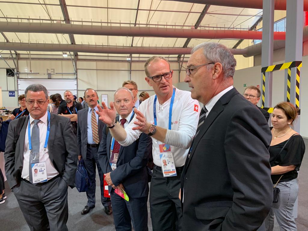 Guy Parmelin and Yves Rossier meet the SwissSkills team at the WorldSkills in Kazan