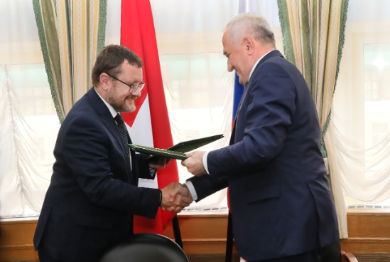 Der Direktor der EZV Christian Bock und der Direktor der russischen Zollverwaltung, Vladimir Bulavin unterzeichnen die Absichtserklärung 