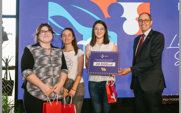 Dobitnice nagrada u okviru takmičenja umetničkih škola na konkursu 'Napravi svoju verziju Hepi Lili kravice'