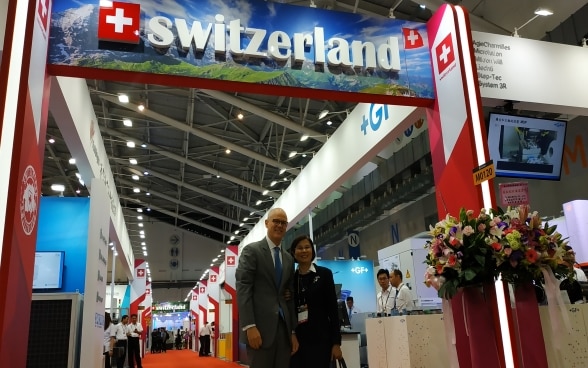 Director Rolf Frei with Director General Yang at the Swiss Pavilion