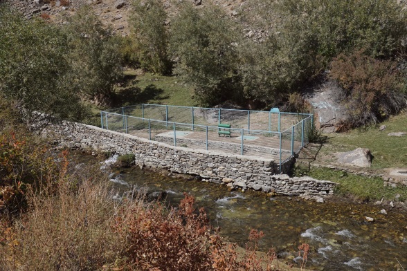 Système d'approvisionnement en eau dans le village de Tsorj. Les Pamirs