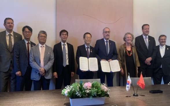 Korean Minister of Science and ICT Lee Jong-ho &  Federal Councillor Guy Parmelin, head of the Federal Department of Economic Affairs, Education and Research