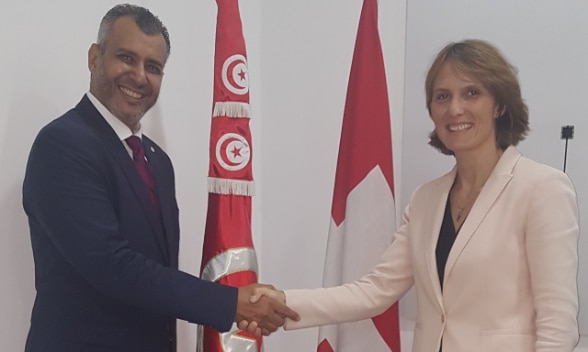 Mme Jenny Piaget, Conseillère d'Ambassade et M. Mohamed Slimane, Responsable régional chez VFS Global, lors de la signature du contrat.