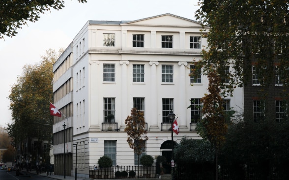 Sicht auf die Residenz des Botschafters und das angebaute Botschaftsgebäude am Montagu Place © EDA