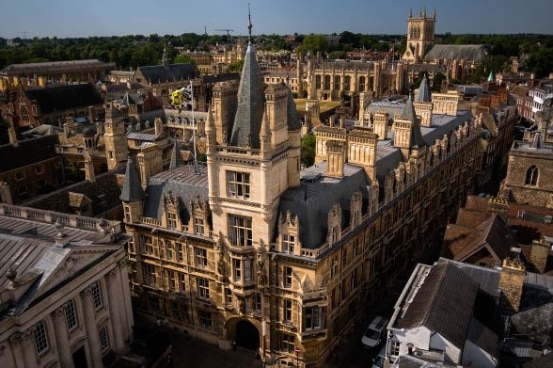 Luftaufnahme der Gebäude der Universität Cambridge.