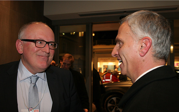 Bundesrat Didier Burkhalter im Gespräch mit Frans Timmermans, Erster Vizepräsident und EU-Kommissar.