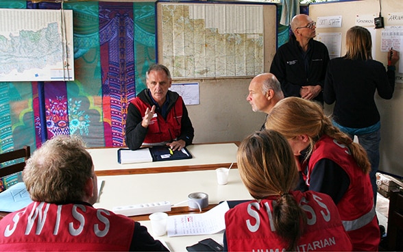 Ueli Salzmann dirige un briefing de l’équipe d’intervention d’urgence au Népal.