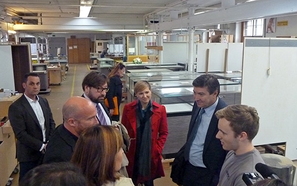 The Croatian minister talks to apprentices. 