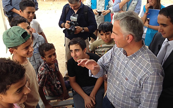 Federal Councillor Didier Burkhalter during his visit to the Azraq refugee camp in Jordan in 2015. 