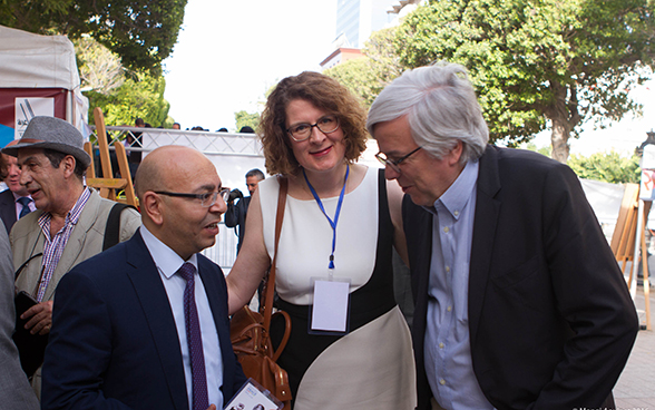 Der ehemalige Nationalrat Andreas Gross und die Schweizer Botschafterin Rita Adam mit dem Präsident der nationalen Anwaltskammer von Tunesien, Mohamed Fadhel Mahfoudh.