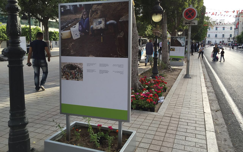 Entlang der Avenue Habib Bourguiba sind Bilder ausgestellt.