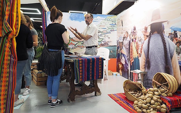 Au Comptoir suisse, la DDC invite le public à une découverte de différents univers culturels.