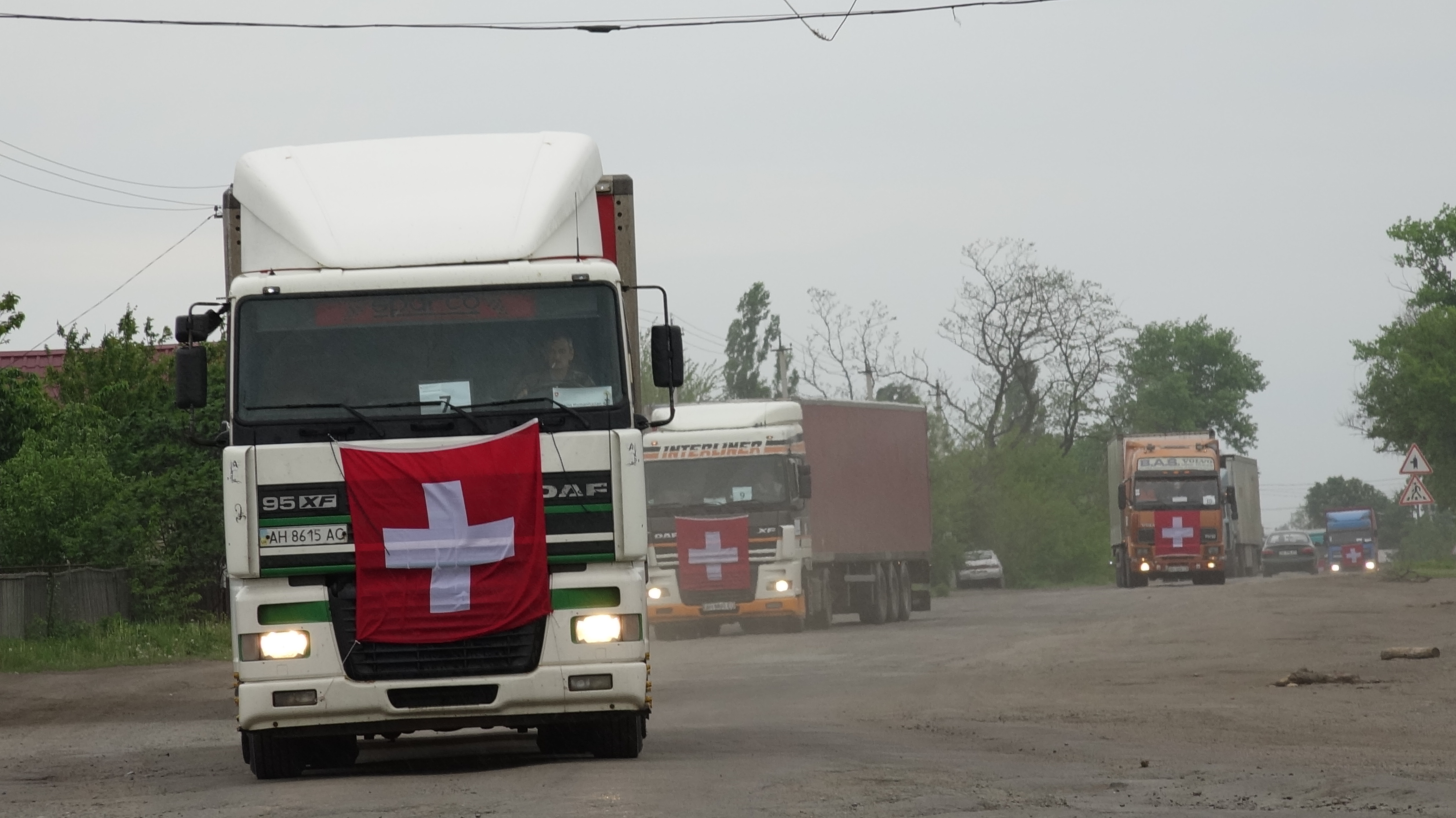 Arrivée à Donetsk du convoi humanitaire suisse pour l’Ukraine orientale. La Suisse a envoyé un convoi chargé de 300 tonnes de produits chimiques pour le traitement de l’eau potable.