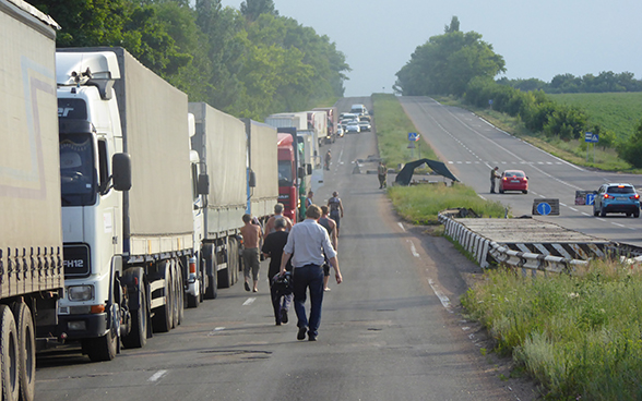 De nouveaux convois humanitaires suisses sont arrivés pour livrer de l’aide de part et d’autre de la ligne de contact. Un convoi transportant 300 tonnes de ces produits chimiques, d’appareils médicaux et de médicaments a atteint la région du Donbass.