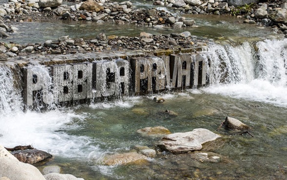 Die Worte Publica, Privata sind in Stahlbuchstaben an einer Flussschwelle angebracht.