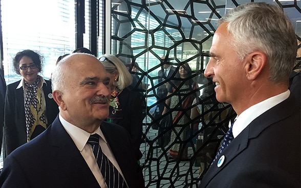 Il consigliere federale Didier Burkhalter con il Principe Hassan de Giordania alla presenza dei membri del gruppo mondiale sull’acqua e sulla pace.
