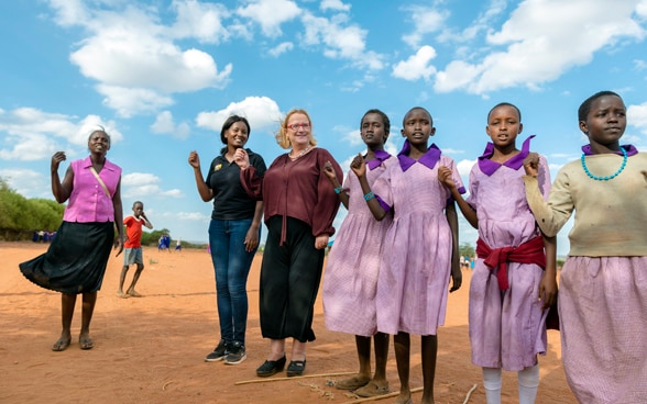 Katja Iversen participa et balla con delle giovani africane in una ceremonia in Kenya.