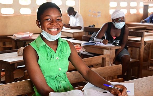 Ein Mädchen mit Hygienemaskte in einer Dorfschule in Mali.