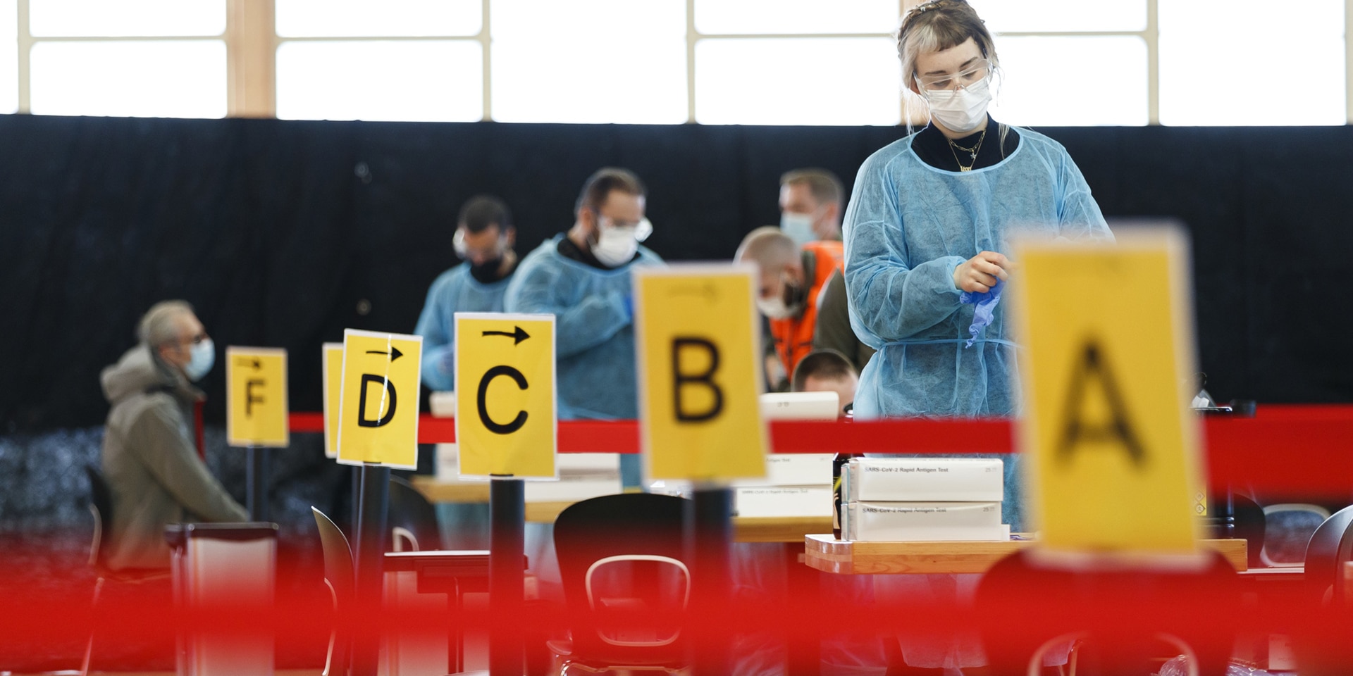 Dans un centre Covid-19, une infirmière se prépare à tester un patient.