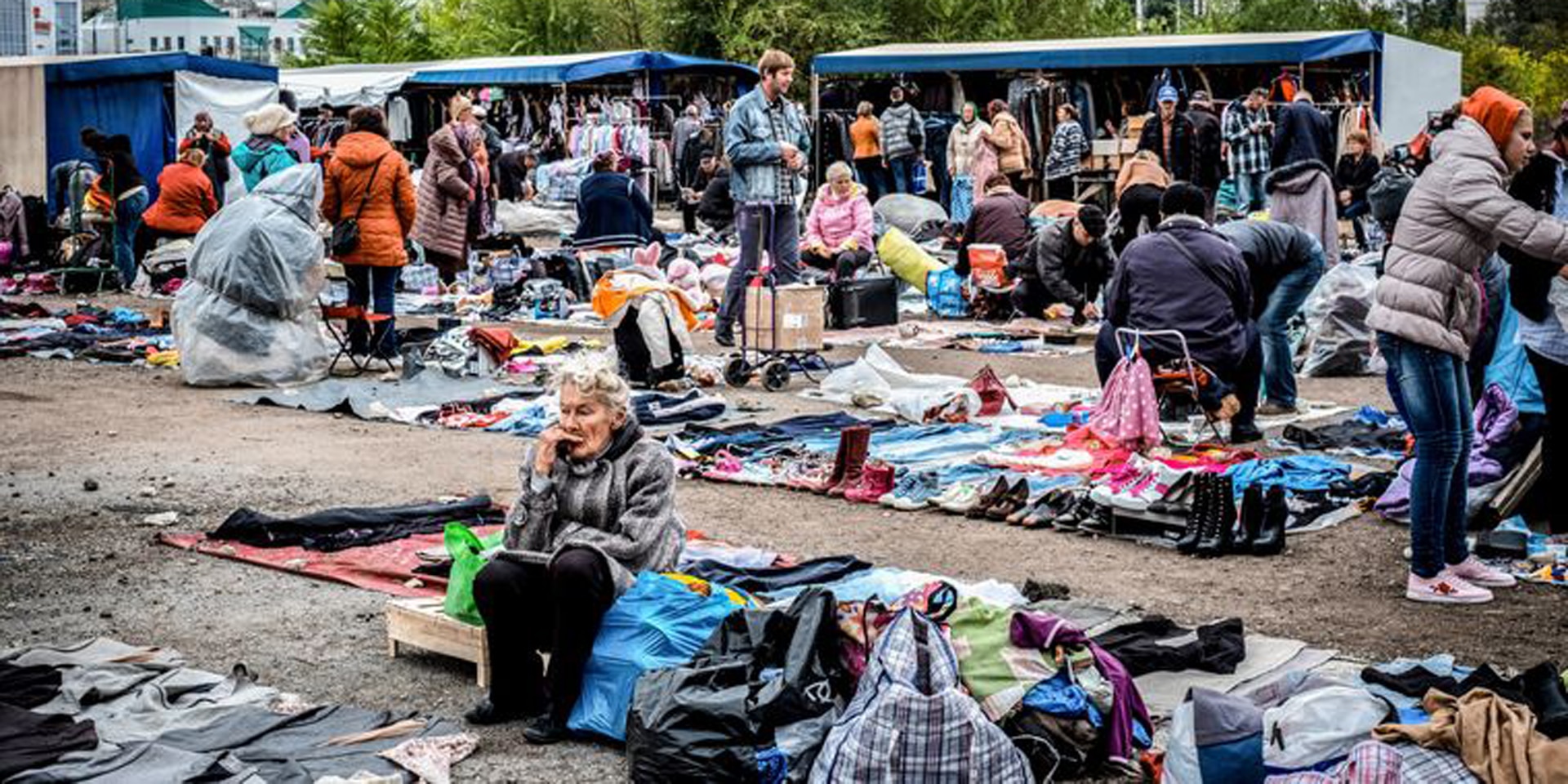 Au marché aux puces situé derrière la gare de la capitale Chișinău, de nombreux habitants achètent et vendent des vêtements.