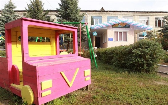 Une aire de jeux située devant le bâtiment carcéral.