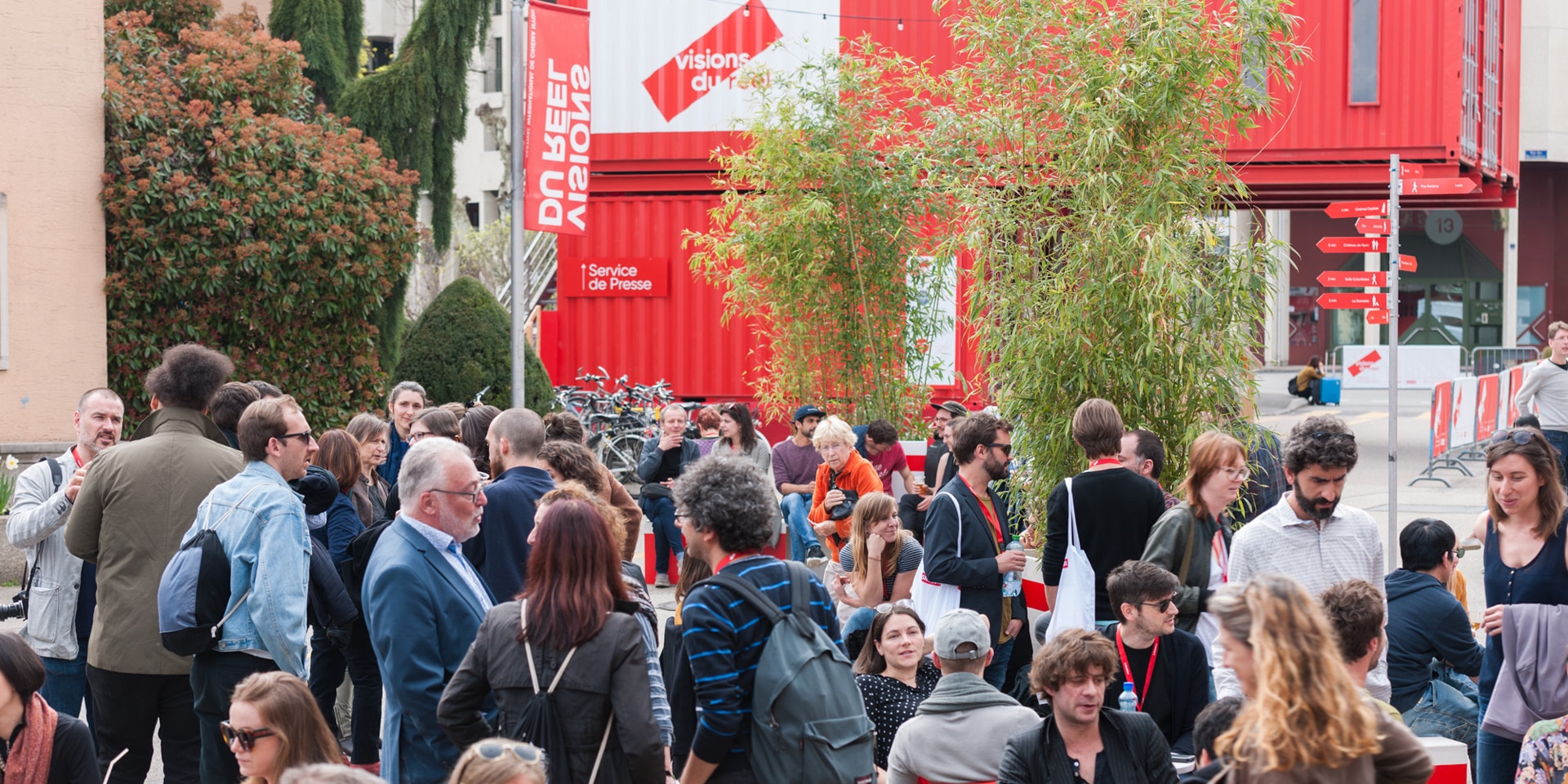 Teilnehmer des Festivals Visions du Réel treffen sich in Nyon.