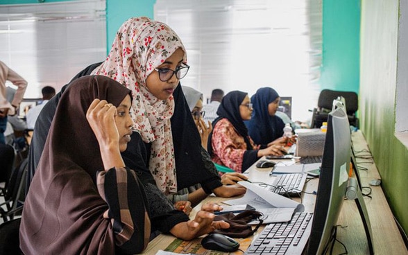 Los empleos digitales ofrecen buenas oportunidades. Estudiantes de una clase de edición de fotografía y vídeo en Hargeisa, Somalilandia.