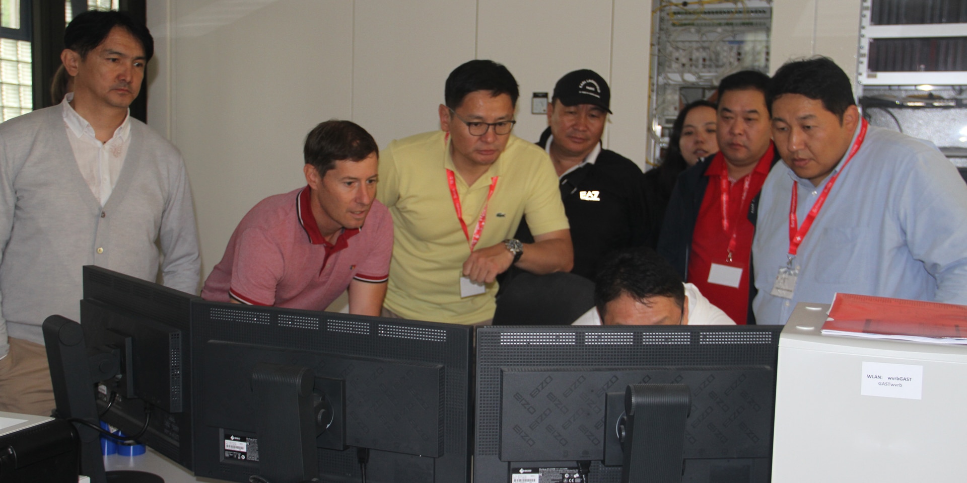 Ein Mitarbeiter des Wasserverbands Region Bern teilt seine Arbeit mit der mongolischen Delegation am Computerbildschirm.