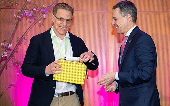 Olivier Gröninger, directeur général d’Openversum, et Ignazio Cassis, président de la Confédération, à Genève, lors de la remise des prix à l’occasion du concours «Together we’re better».