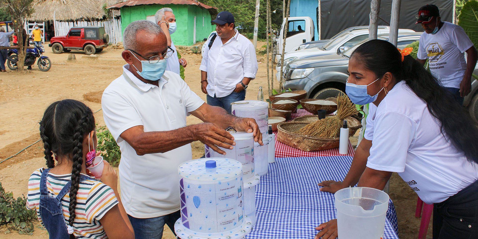In Kolumbien und Ecuador wurden bereits zwei Pilotprojekte durchgeführt: Eine Wasserunternehmerin erklärt Interessierten, wie der Wasserfilter von Openversum funktioniert.