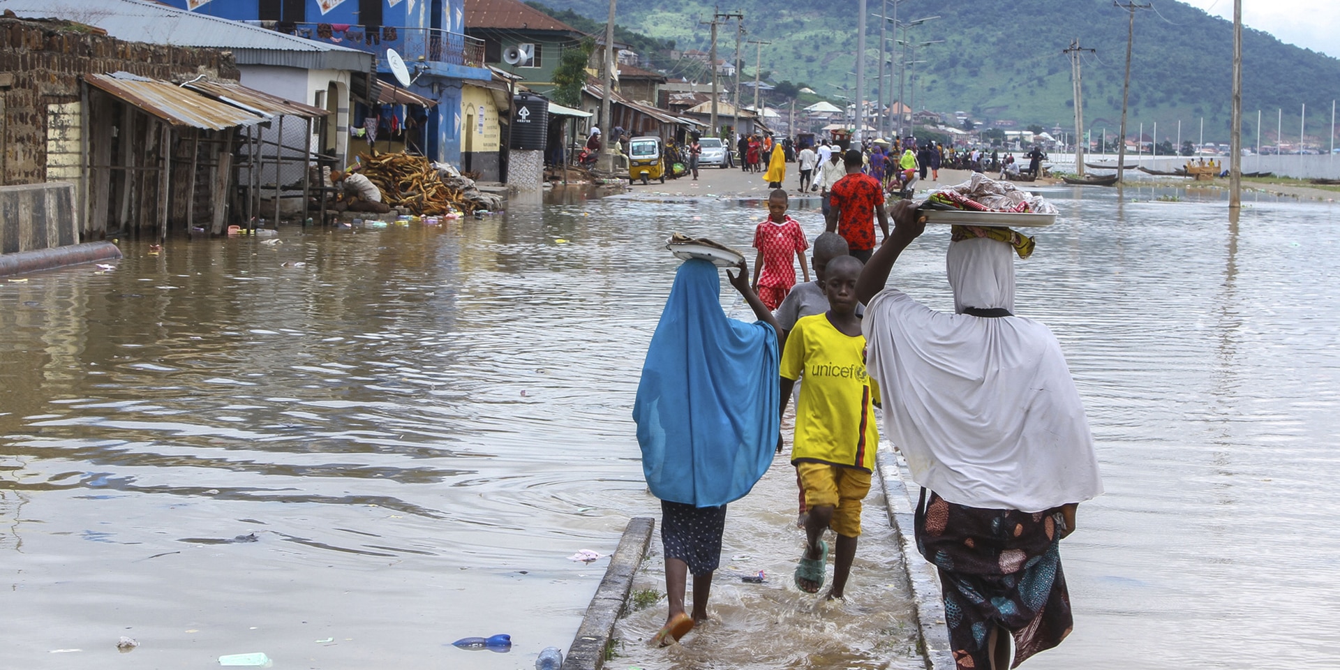 Ein Blick auf Menschen, die nach tagelangen Regenfällen in Kogi Nigeria gestrandet sind. 