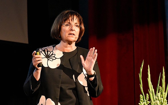 Ursula Renold speaks at a conference. 