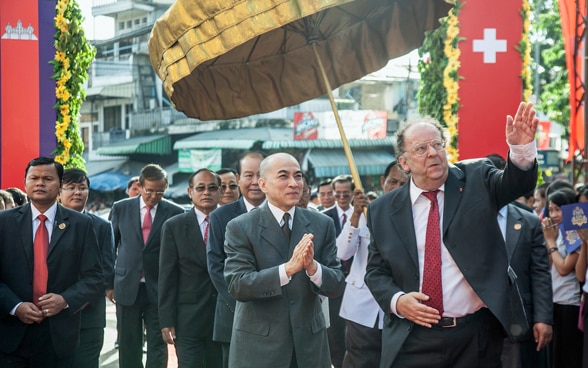 Il re della Cambogia Norodom Sihamoni osserva con Beat Richner un ospedale pediatrico Kantha Bopha.